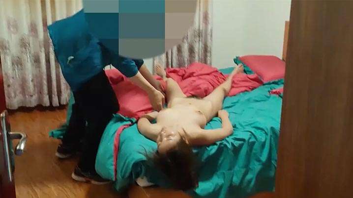 绿帽男找代驾司机【迷玩自家女友】死猪裸体被抱到房间迷操,然后又抱到客厅玩弄-绿奴性癖